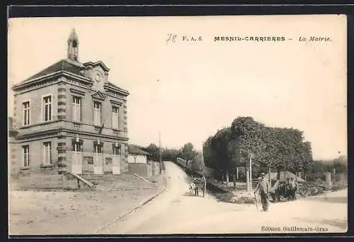 AK Mesnil-Carrières, La Mairie et rue adjacente avec charrette et passants