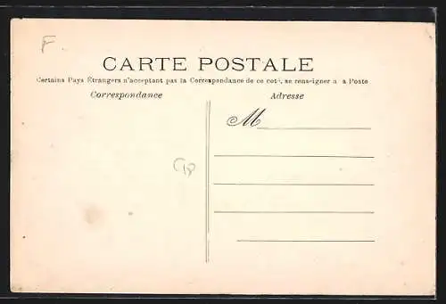 AK Mesnil-Carrières, La Mairie et rue adjacente avec charrette et passants