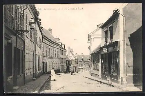 AK Houdan, Grande Rue animée avec boutiques et passants