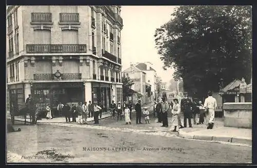 AK Maisons-Laffitte, Avenue de Poissy animée avec passants et bâtiments urbains