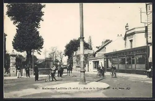 AK Maisons-Laffitte, Rue de la Station avec cyclistes et passants