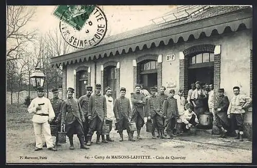 AK Maisons-Laffitte, Coin de Quartier au camp militaire avec soldats en uniforme