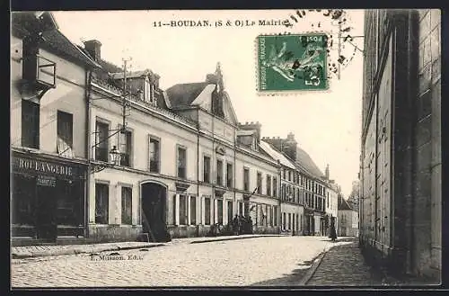 AK Houdan, La Mairie et boulangerie dans une rue pavée