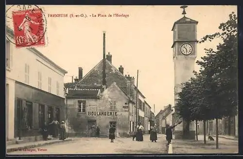 AK Freneuse, La Place de l`Horloge avec boulangerie et horloge visible