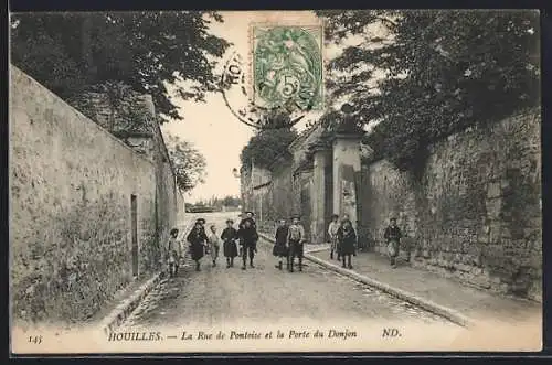 AK Houilles, La Rue de Pontoise et la Porte du Donjon