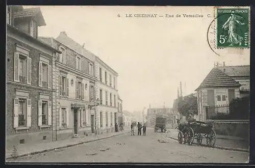 AK Le Chesnay, Rue de Versailles avec calèche et passants