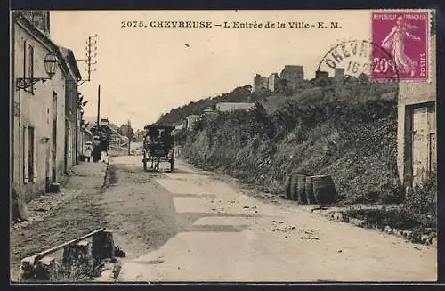 AK Chevreuse, L`Entrée de la Ville avec calèche sur la route