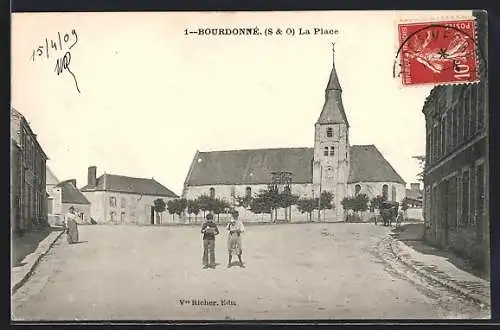 AK Bourdonne, La Place avec vue sur l`église et les bâtiments environnants