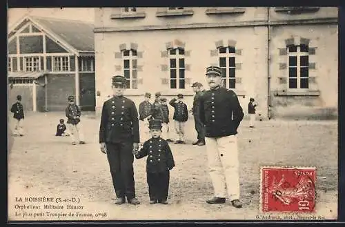 AK La Boissière, Orphelinat Militaire Hénon, Le plus petit Troupier de France, 1908