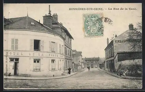 AK Bonnieres-sur-Seine, La Rue de la Gare avec l`Hôtel de la Poste