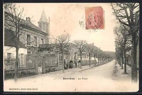 AK Bonnieres, La Poste et l`avenue bordée d`arbres