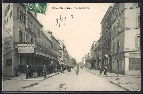 AK Meulan, Rue Gambetta animée avec passants et bâtiments historiques