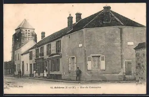 AK Achères, Rue du Commerce avec maisons anciennes et tour en arrière-plan