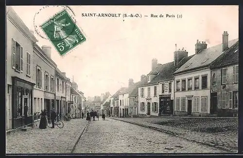 AK Saint-Arnoult, Rue de Paris avec passants et bâtiments d`époque