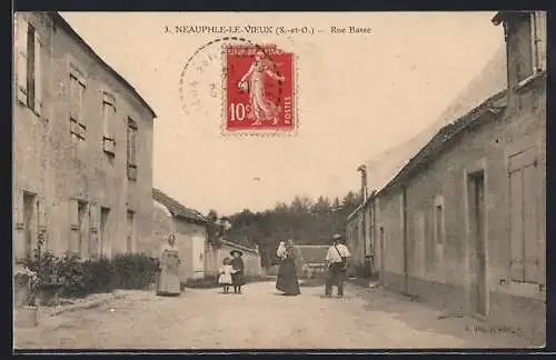 AK Neauphle-le-Vieux, Rue Basse avec habitants et maisons anciennes