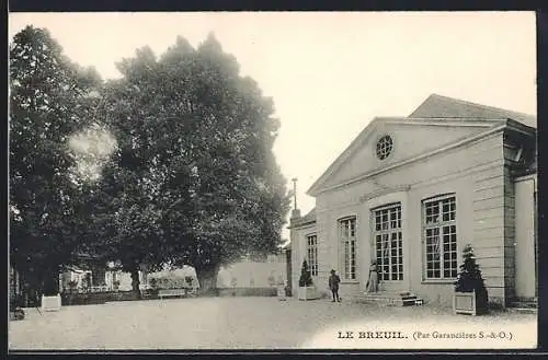 AK Le Breuil, Vue de la place principale et du bâtiment public