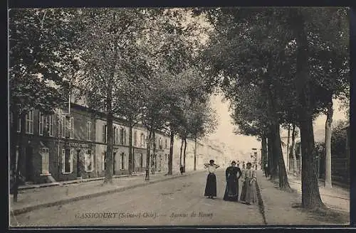 AK Gassicourt, Avenue de Rozay avec passants en promenade