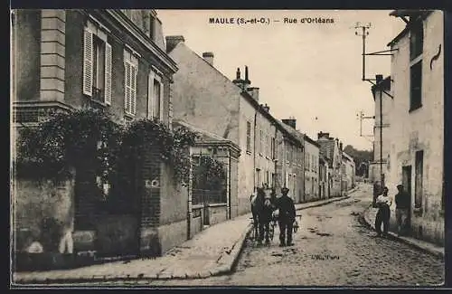 AK Maule, Rue d`Orléans animée avec passants et maisons historiques