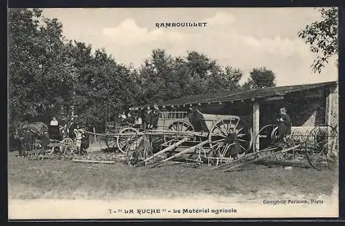 AK Rambouillet, La Ruche, Le Matériel agricole