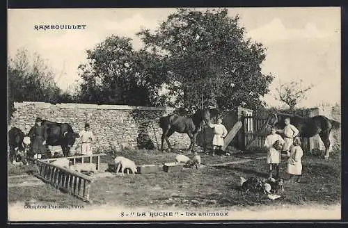 AK Rambouillet, La Ruche, les animaux dans la cour avec enfants et chevaux