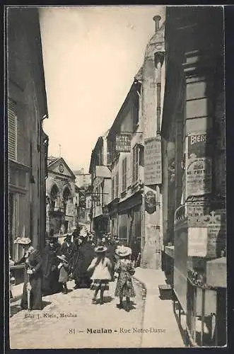 AK Meulan, Rue Notre-Dame animée avec passants et affiches