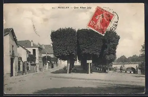 AK Meulan, Quai Albert Joly avec arbres bordant la rue et vue sur le pont