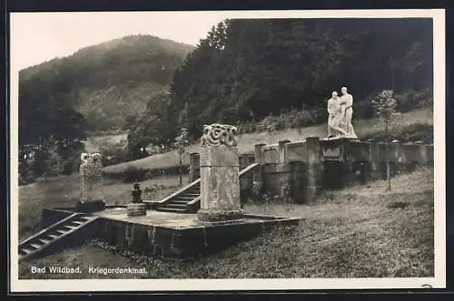 AK Bad Wildbad, Kriegerdenkmal mit Bergblick