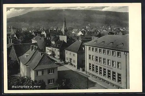 AK Bleicherode a. Harz, Strassenpartie mit Stadtsparkasse aus der Vogelschau