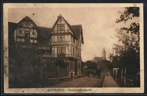 AK Buttstädt, Niederreisserstrasse mit Villa und Kirche