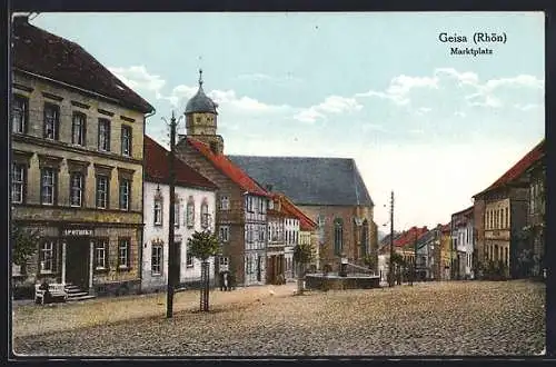 AK Geisa /Rhön, Marktplatz mit Apotheke u. Brunnen