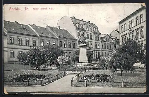 AK Apolda i. Th., Kaiser Friedrich-Platz mit Konsum-Verein und Denkmal