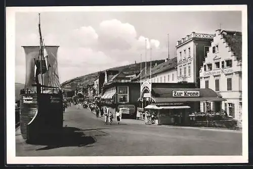 AK Rüdesheim am Rhein, Partie in der Rheinstrasse, Gasthaus zur Krone