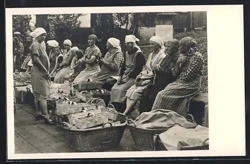 AK Staufenberg / Baden, Händlerinnen auf dem Staufenberger Erdbeermarkt