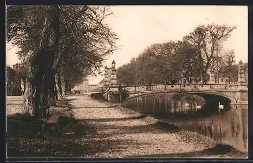 AK München-Nymphenburg, Partie am Kanal mit Brücke