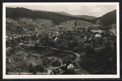 AK Forbach im Schwarzwald, Gesamtansicht mit Strassenpartie