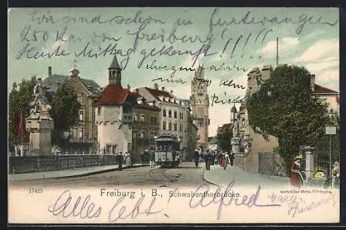 AK Freiburg, Schwabentorbrücke mit Strassenbahn und Passanten