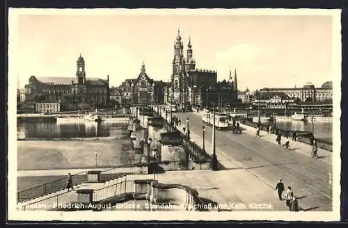 AK Dresden, Friedrich-August-Brücke, Ständehaus, Schloss und Katholische Kirche mit Strassenbahn