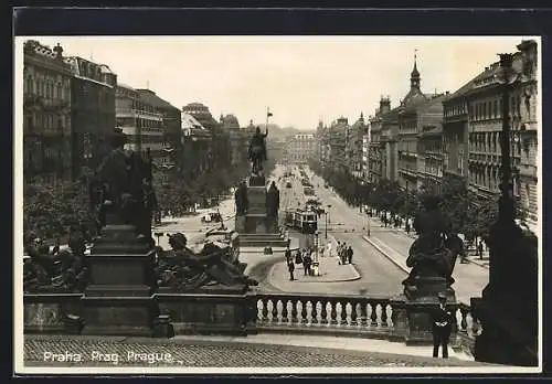 AK Prat, Strassenpartie mit Denkmal und Strassenbahn