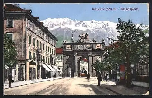 AK Innsbruck, Triumphpforte mit Strassenbahn