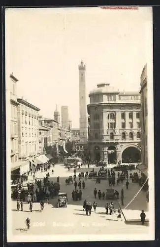 AK Bologna, Via Rizzoli, Strassenpartie mit Strassenbahn