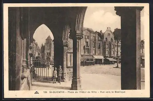 AK St-Quentin, Place de l`Hôtel de Ville, Vue vers la Basilique, Strassenbahn