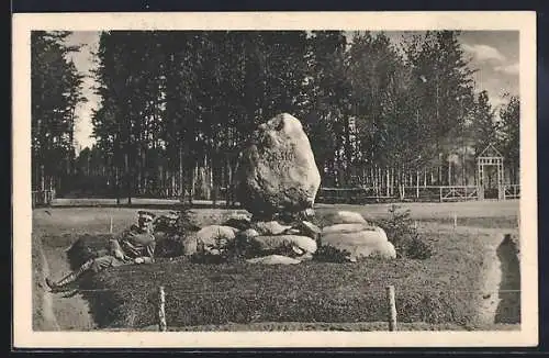 AK Rendsburg, Regimentstag Infanterie-Regiment No. 410 1924, Soldat vor Gedenkstein