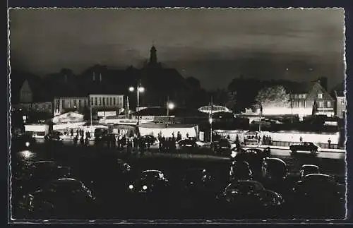 AK Rendsburg, Jahrmarkt auf dem Paradeplatz, Nachtaufnahme