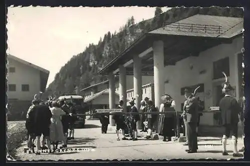 AK Brennerpass, Brennergrenze mit Reisenden in Trachten, Reisebus