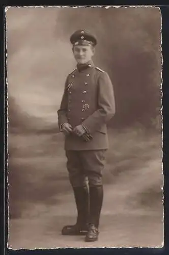 Foto-AK Soldat in Uniform mit Schirmmütze, Uniformfoto