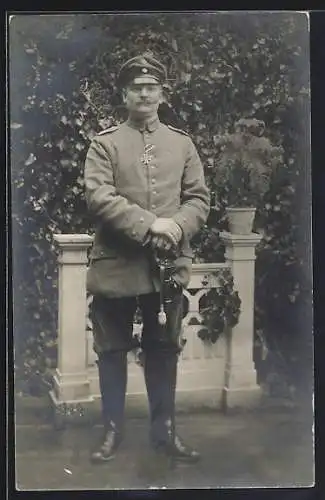 Foto-AK Soldat in Uniform mit Schirmmütze, Uniformfoto