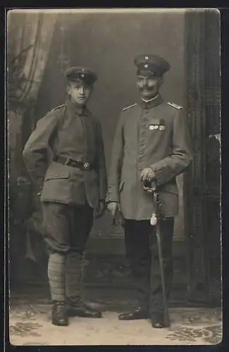 Foto-AK Zwei Soldaten in Uniform mit Schirmmütze, Uniformfoto