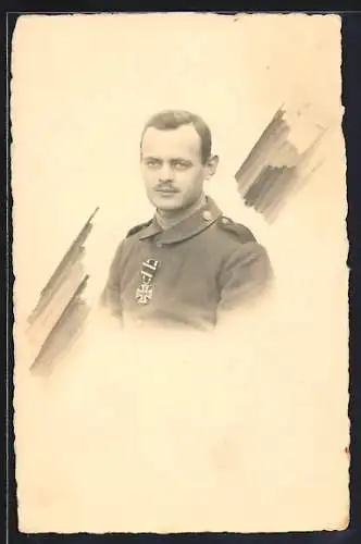 Foto-AK Soldat in Uniform mit Orden, Uniformfoto