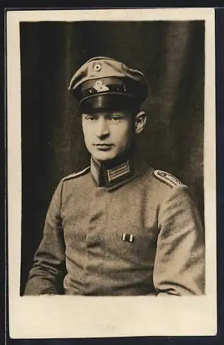 Foto-AK Soldat in Uniform mit Schirmmütze, Uniformfoto