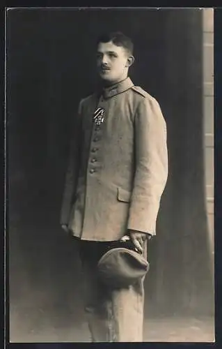 Foto-AK Soldat in Uniform mit Schirmmütze, Uniformfoto